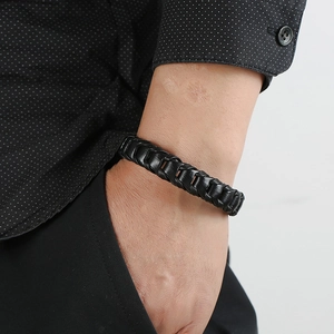 Handgewebtes schwarzes Lederarmband für Herren mit Edelstahl-Magnetverschluss am Handgelenk