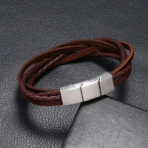Gros plan du bracelet multicouche en cuir tressé marron avec fermoir magnétique en acier