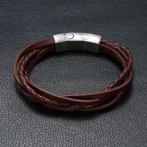 Détail d'un bracelet en cuir multicouche avec fermoir magnétique argenté