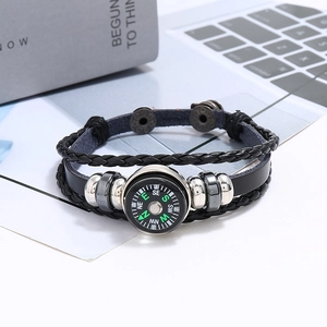 Gelaagde gevlochten leren armband met functioneel kompas en metalen kralen decor