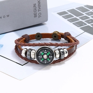 Donkerbruine meerlaagse leren armband met functioneel kompas en metalen kralen