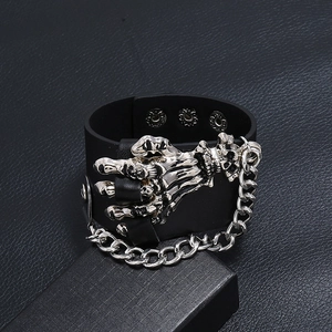Breites Lederarmband im Punk-Stil mit silberner Totenkopfhand und Metallkette