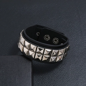 Polsino in pelle nera stile punk con doppia fila di borchie a piramide argento