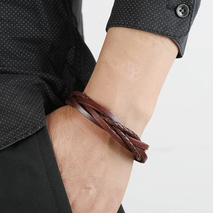 Bracelet rétro multicouche en cuir marron tressé avec fermoir magnétique en acier