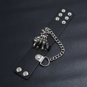 Punkiges schwarzes Lederarmband mit silberner Metallskeletthand und Kette