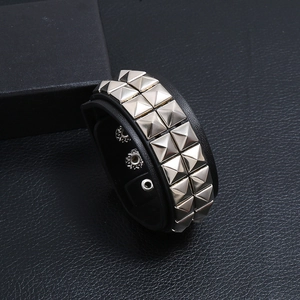 Bracciale punk in pelle nera da uomo con doppia fila di borchie a piramide argento