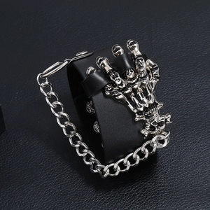 Punk Lederarmband in Schwarz mit silberner Totenkopfhand und markanten Kettenelementen