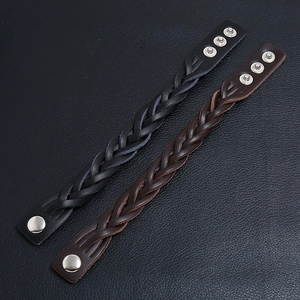 Bracciali multistrato in pelle intrecciata nera e marrone con bottoni a pressione in metallo
