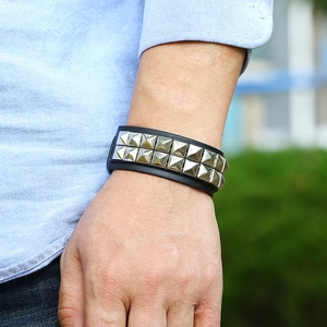 Bracciale punk da uomo in pelle nera con due file di borchie a piramide in metallo