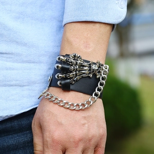 Punk-Lederarmband mit silberner Totenkopfhand und grober Metallkette für Herren