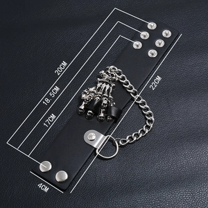 Detailansicht des Punk-Lederarmbands mit verstellbaren Druckknöpfen und Ketten-Design