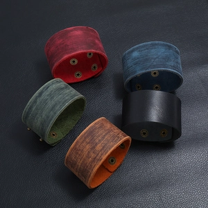 Bracelets larges en cuir de style punk rétro avec boutons-pression réglables colorés