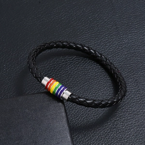 Dettaglio macro della chiusura magnetica arcobaleno e cinturino in pelle nera intrecciata