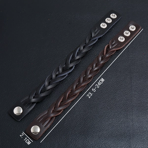 Dettaglio del bracciale in pelle intrecciata con chiusura in metallo e larghezza di 2,1 cm