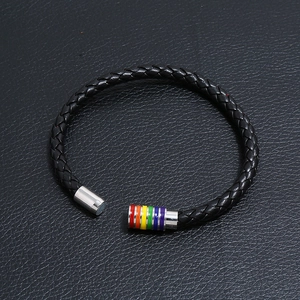 Bracciale in pelle nera intrecciata con chiusura magnetica arcobaleno su sfondo scuro