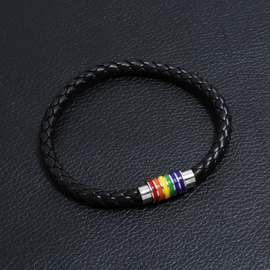 Dettaglio della chiusura magnetica arcobaleno su bracciale in pelle intrecciata nera
