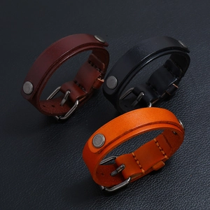 Bracelets punk en cuir avec clous argentés et boucles métalliques réglables en trois coloris