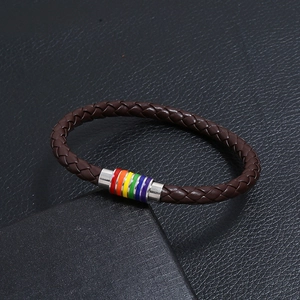 Dettaglio del bracciale in pelle intrecciata marrone con chiusura magnetica arcobaleno