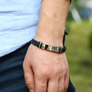 Bracelet tressé en cuir noir pour homme avec une plaque en métal argenté poli élégante