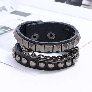 Nahaufnahme von schwarzen Punk-Lederarmbändern mit Metallnieten, Ketten und Druckknöpfen