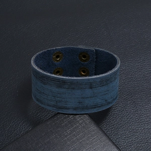 Detailweergave van donkerblauwe vintage leren armband met verstelbare koperen drukkers