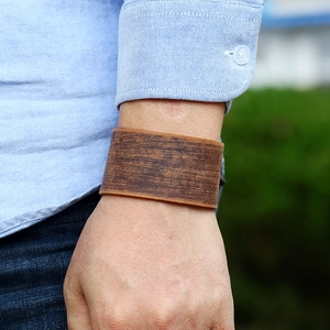 Bracelet manchette large en cuir marron de style rétro punk pour un look vintage