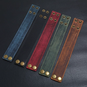 Vijf verschillende retro leren armbanden met metalen drukknopen in meerdere kleuren