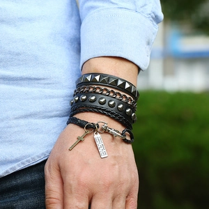 Mehrlagiges Punk-Lederarmband-Set für Herren mit Metallnieten und Kreuzanhänger