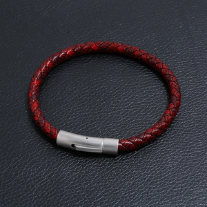 Bracciale in pelle intrecciata rossa e nera con chiusura in acciaio inossidabile