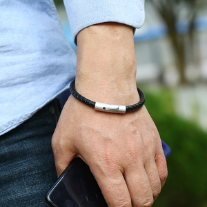 Bracciale da uomo minimalista in pelle intrecciata nera con chiusura in metallo opaco al polso