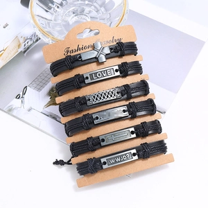 Lot de 6 bracelets rétro en cuir tressé pour homme avec breloques sur fond blanc épuré
