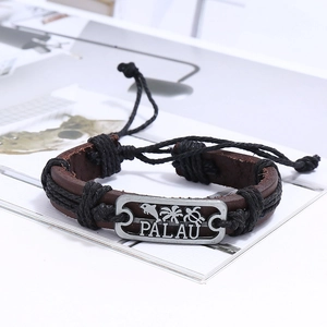 Détail du bracelet en cuir tressé avec plaque métallique Palau thème océan et dauphin