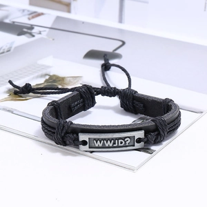 Bracelet cuir pour homme avec corde tressée et plaque en métal gravée WWJD de près
