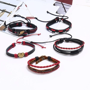 Ensemble de cinq bracelets punk en cuir tressé vintage avec breloques cœur et ailes