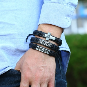 Vue détaillée de bracelets pour hommes en cuir avec croix et plaque gravée LOVE