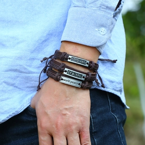 Ensemble de bracelets multicouches en cuir tressé rétro avec plaques en métal gravées