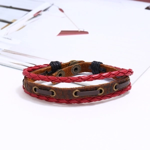 Détail du bracelet en cuir tressé multicouche avec boutons-pression en bronze vintage