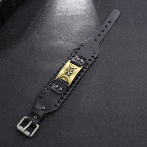 Détail du bracelet viking en cuir noir avec pentagramme en bronze et symbole lune