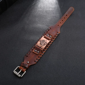 Détail du bracelet en cuir vintage avec plaque en métal tête de loup celtique tressée