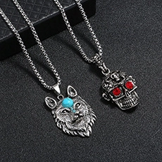 Détails de pendentifs vintage loup et crâne avec pierres de couleur sur chaînes en acier