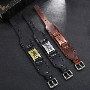 Trois bracelets vintage en cuir tressé avec breloques de lune et étoile viking