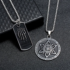 Détail de colliers gothiques avec plaque militaire crâne et pendentifs étoile soleil