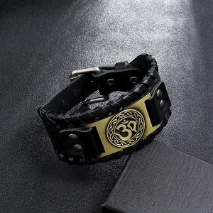 Bracelet large en cuir noir avec symbole Om en bronze et motifs de nœuds celtiques ciselés