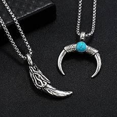 Détail macro de pendentifs en argent rétro avec pierre turquoise et gravures ethniques