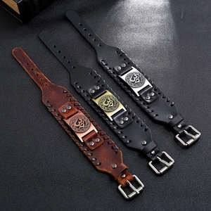 Trois bracelets en cuir tressé rétro avec breloques en métal et boucles réglables