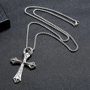 Collana a croce argento vintage punk con incisioni floreali e catena a scatola
