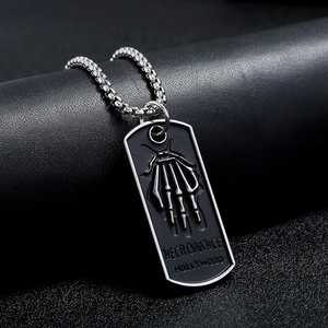 Vue macro d'un pendentif rectangulaire tête de mort punk avec gravure gothique sur cuir