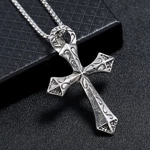 Collana con ciondolo a croce in argento vintage con motivi a rilievo e catena a scatola