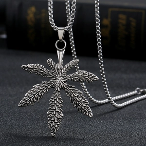 Collana da uomo vintage con ciondolo a foglia d'acero e zircone su catena quadrata