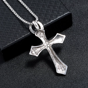 Collana con ciondolo a croce in argento retrò con finitura strutturata e catena box